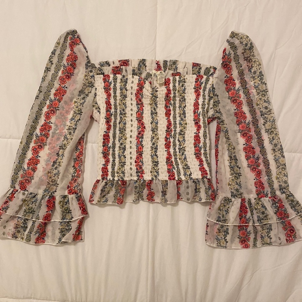 Off the shoulder sheer sleeves and scrunched top floral print
